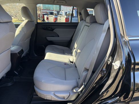 Used 2024 Toyota Highlander LE image 33