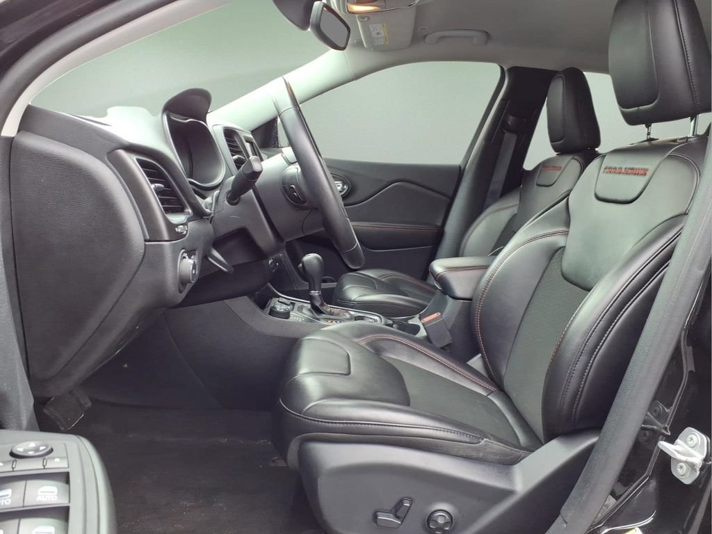 Used 2019 Jeep Cherokee Trailhawk w/ Cold Weather Group AWD/4WD image 2