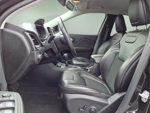 Used 2019 Jeep Cherokee Trailhawk w/ Cold Weather Group AWD/4WD image 2