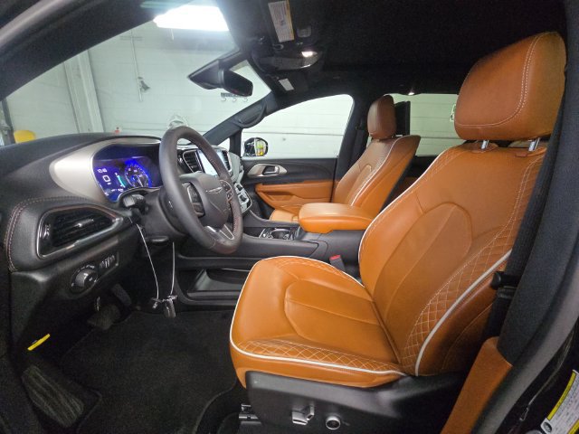 Used 2024 Chrysler Pacifica Pinnacle AWD/4WD image 5
