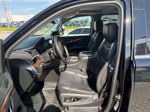 Used 2018 Cadillac Escalade ESV Premium Luxury image 4