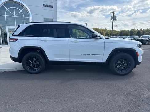 New 2025 Jeep Grand Cherokee Altitude image 8