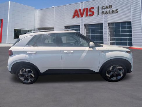 Used 2025 Hyundai Venue SEL FWD image 3