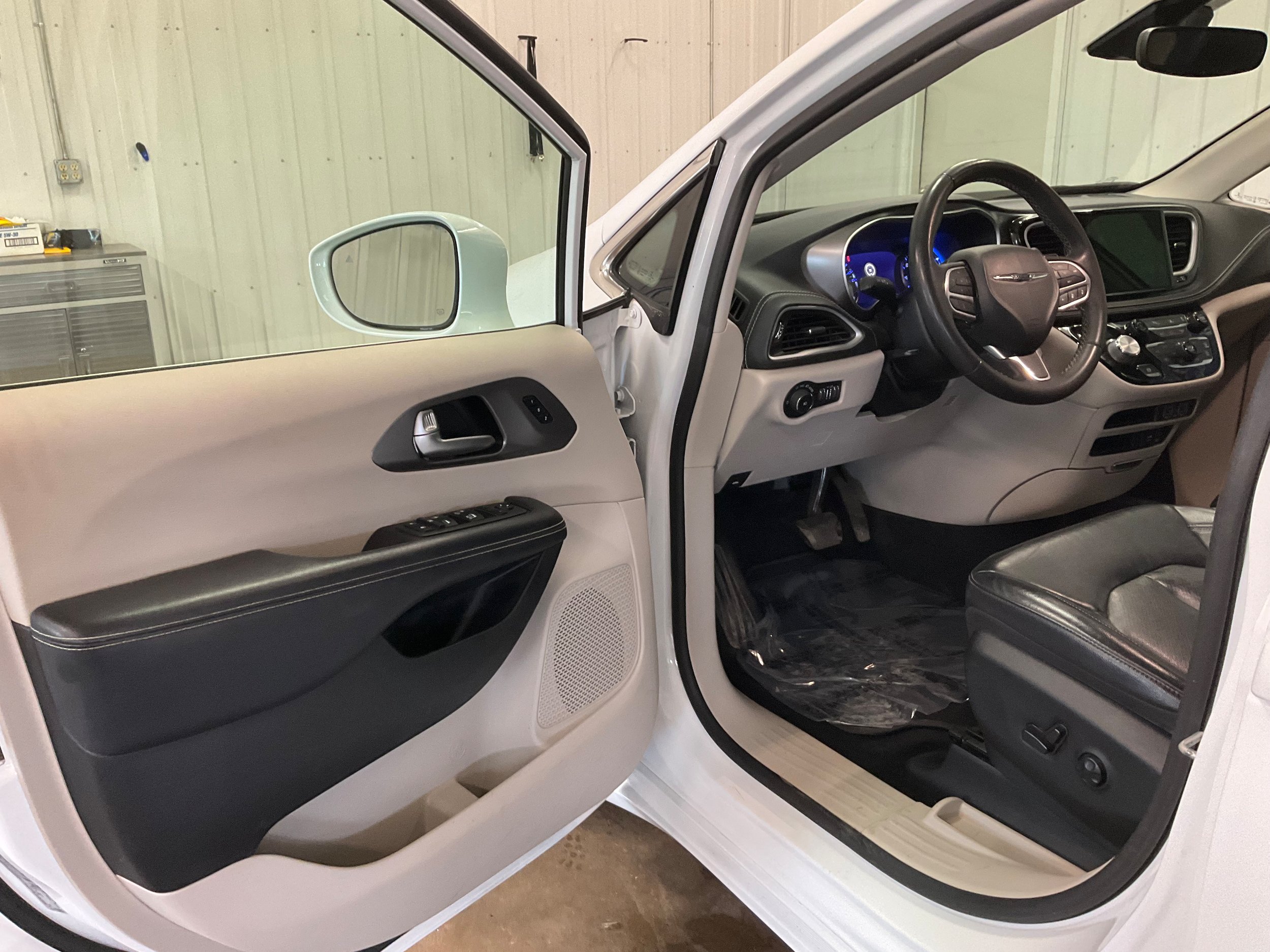 Used 2022 Chrysler Pacifica Touring-L FWD image 8