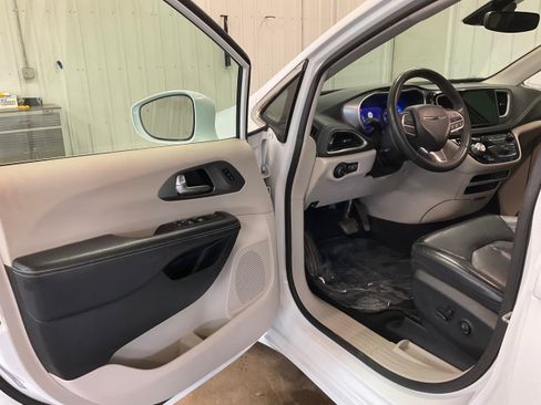 Used 2022 Chrysler Pacifica Touring-L FWD image 8