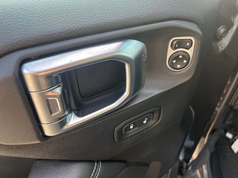 Used 2018 Jeep Wrangler Unlimited Sahara image 14