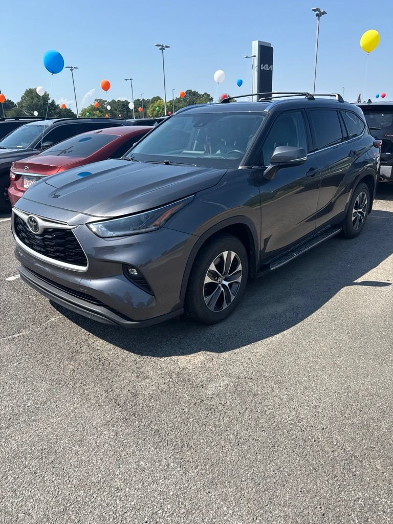 Used 2021 Toyota Highlander XLE FWD image 2