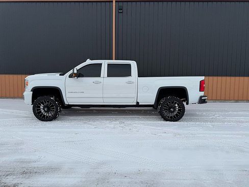 Used 2017 GMC Sierra 3500 Denali image 3