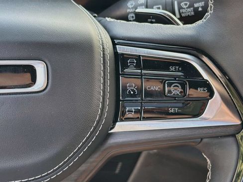 Used 2023 Jeep Grand Cherokee Overland w/ Advanced Protech Group III AWD/4WD image 18