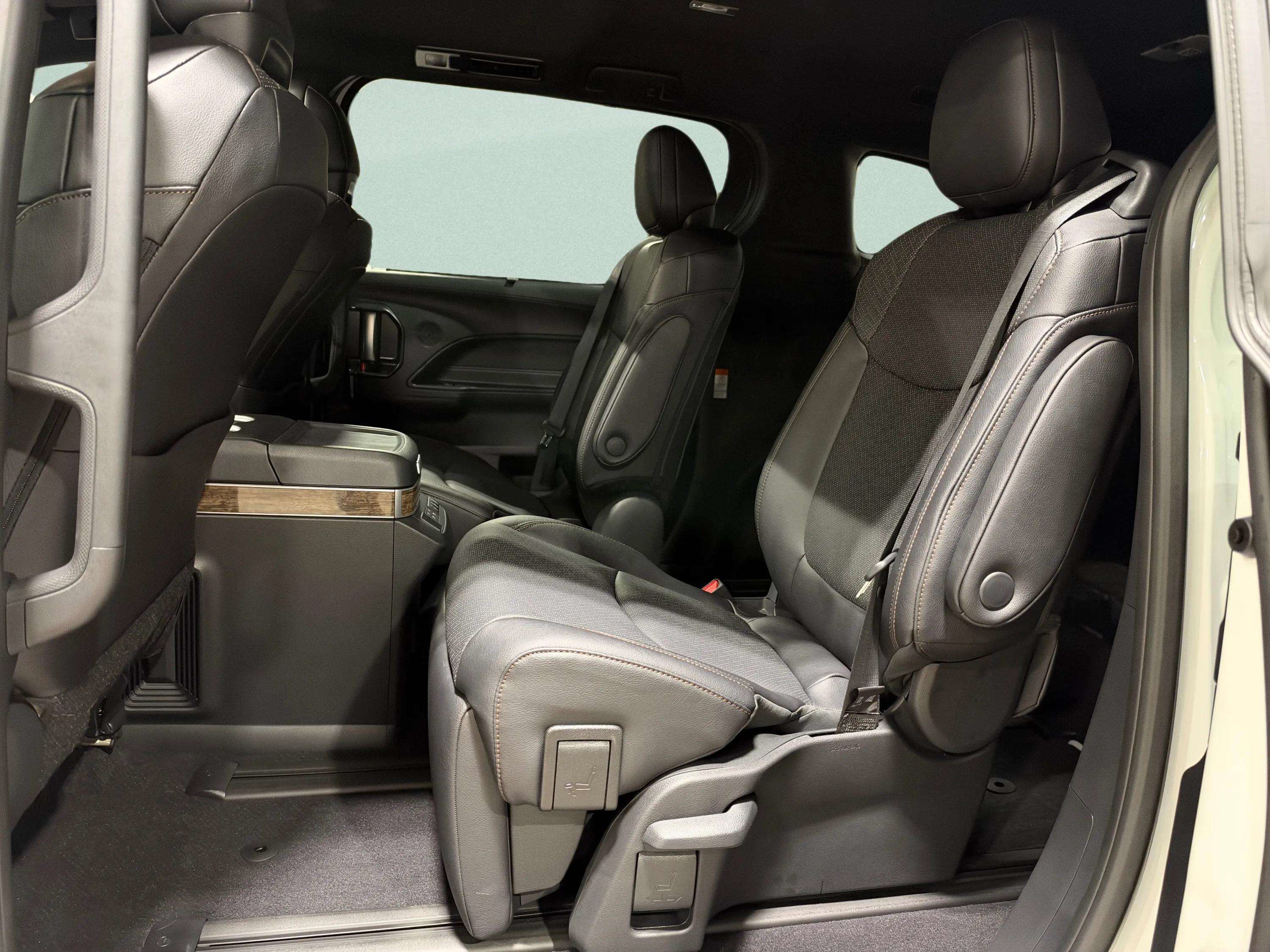 Used 2026 Toyota Sienna Platinum AWD/4WD image 31