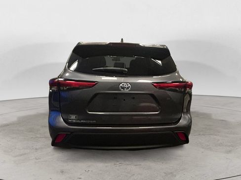 Used 2023 Toyota Highlander L FWD image 4