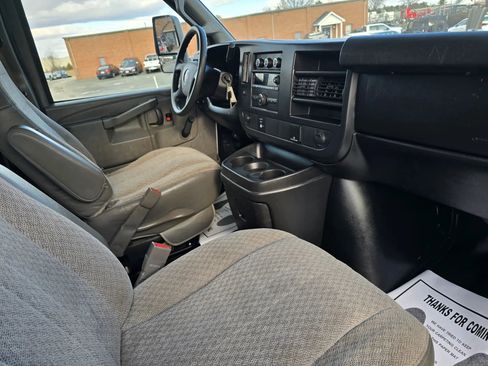 Used 2017 GMC Savana 3500 image 19