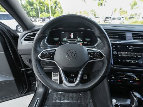 Used 2022 Volkswagen Tiguan SE R-Line image 10