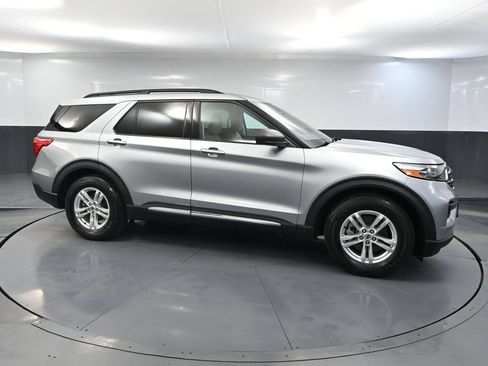 Used 2022 Ford Explorer XLT RWD image 3