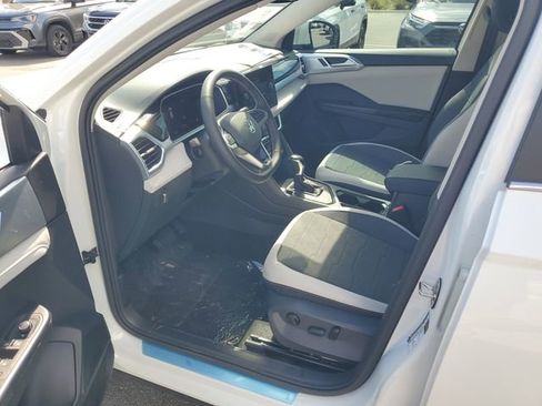 New 2026 Volkswagen Taos SE FWD image 15