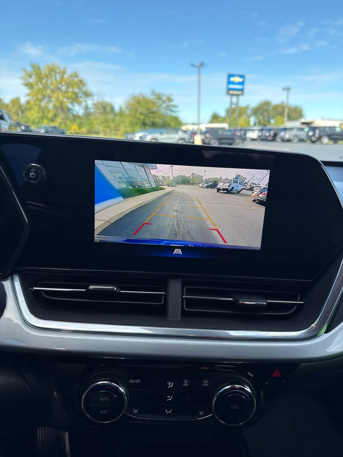 Used 2024 Chevrolet Trax LT w/ Driver Confidence Package FWD image 15