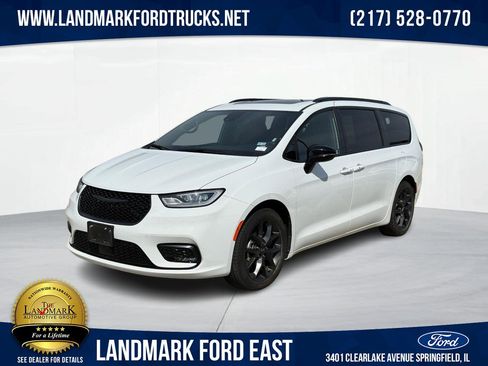 Used 2025 Chrysler Pacifica Limited FWD image 1