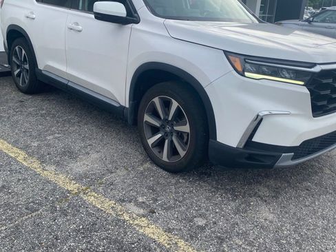 Used 2023 Honda Pilot Touring image 2