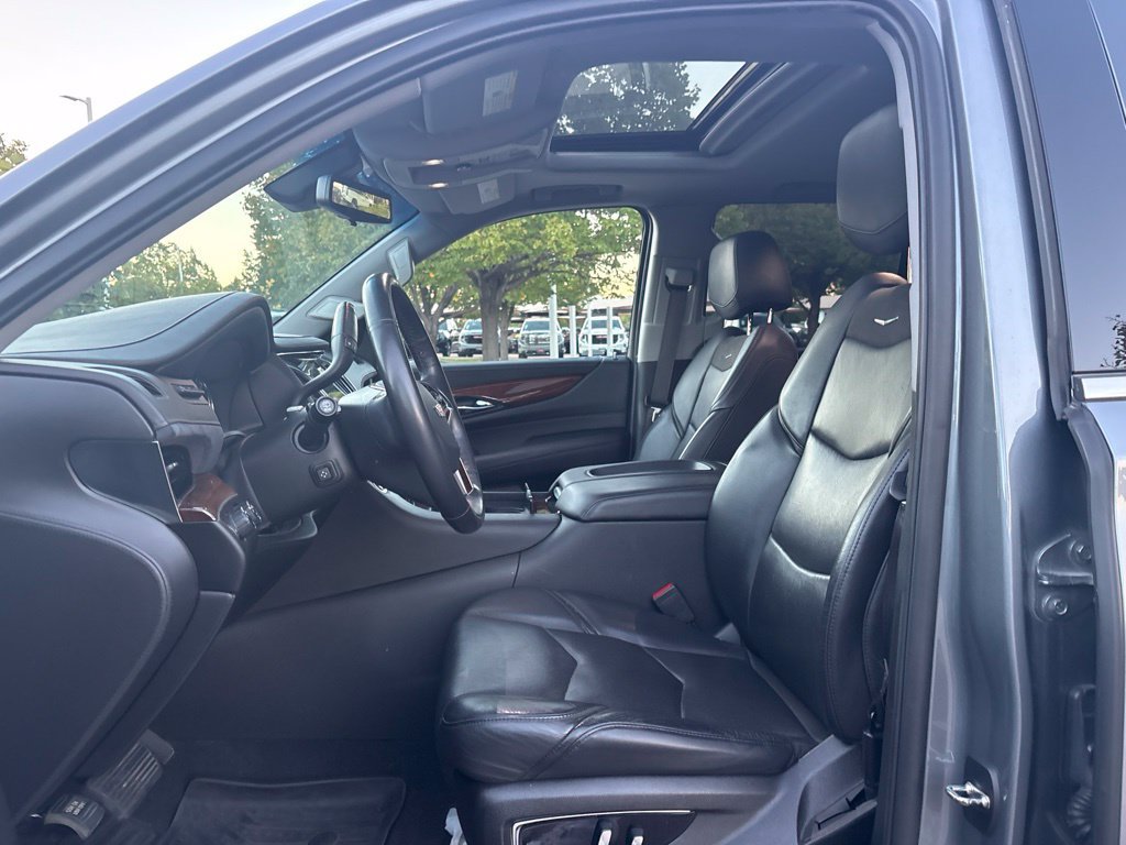Used 2019 Cadillac Escalade Luxury AWD/4WD image 11