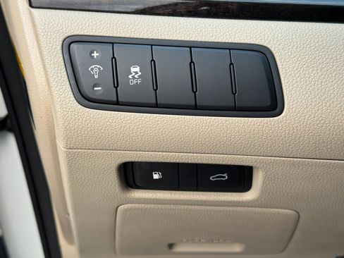 Used 2014 Kia Cadenza Premium w/ Luxury Package image 17