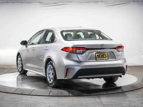 Certified 2022 Toyota Corolla LE image 3
