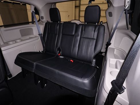 Used 2016 Chrysler Town & Country Touring w/ Driver Convenience Group FWD image 17