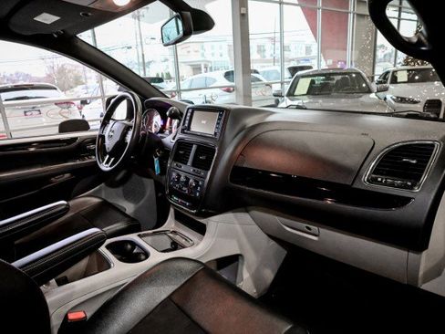 Used 2019 Dodge Grand Caravan SXT w/ Rear Park Assist Package image 26