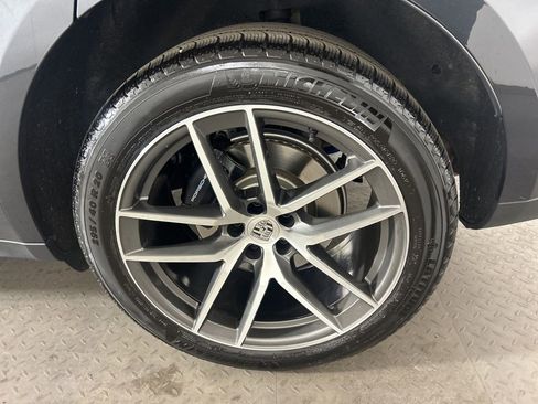 Certified 2025 Porsche Macan image 18