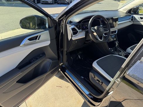 New 2025 Volkswagen Taos SE image 15