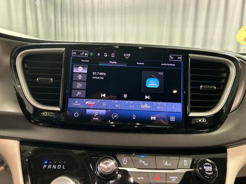 Used 2024 Chrysler Pacifica Touring-L image 17