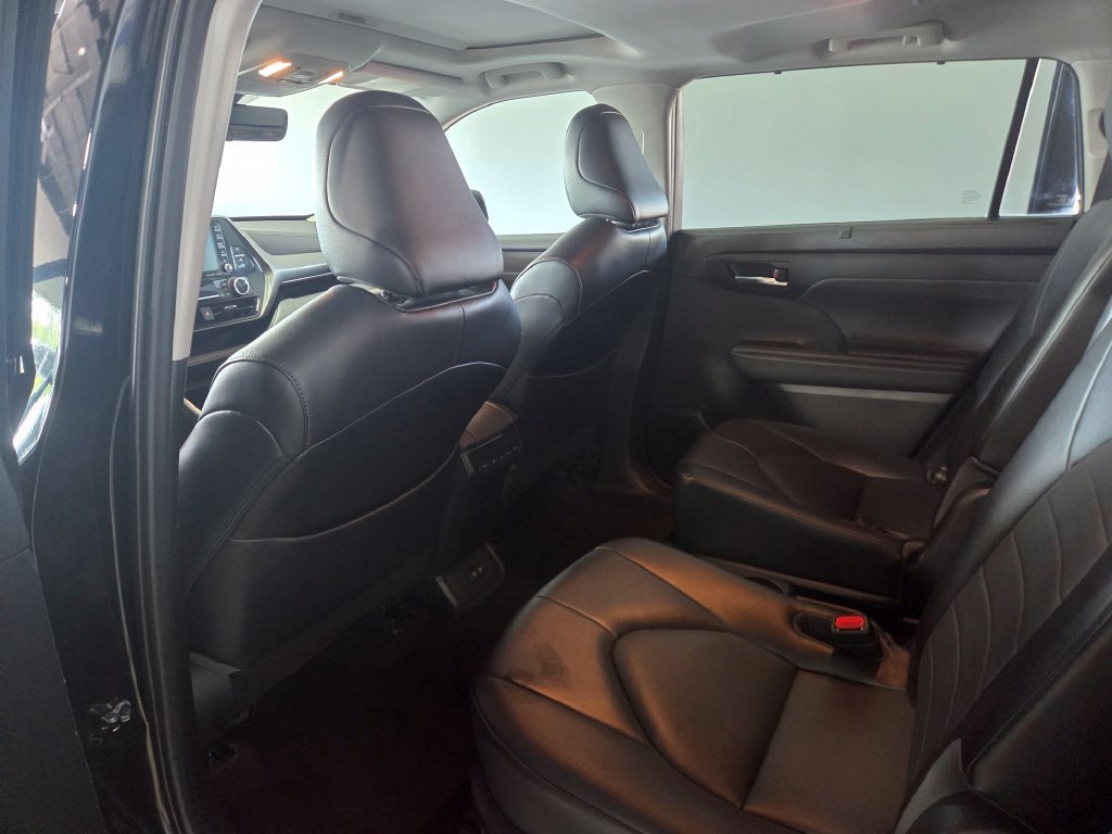 Used 2021 Toyota Highlander XLE AWD/4WD image 12