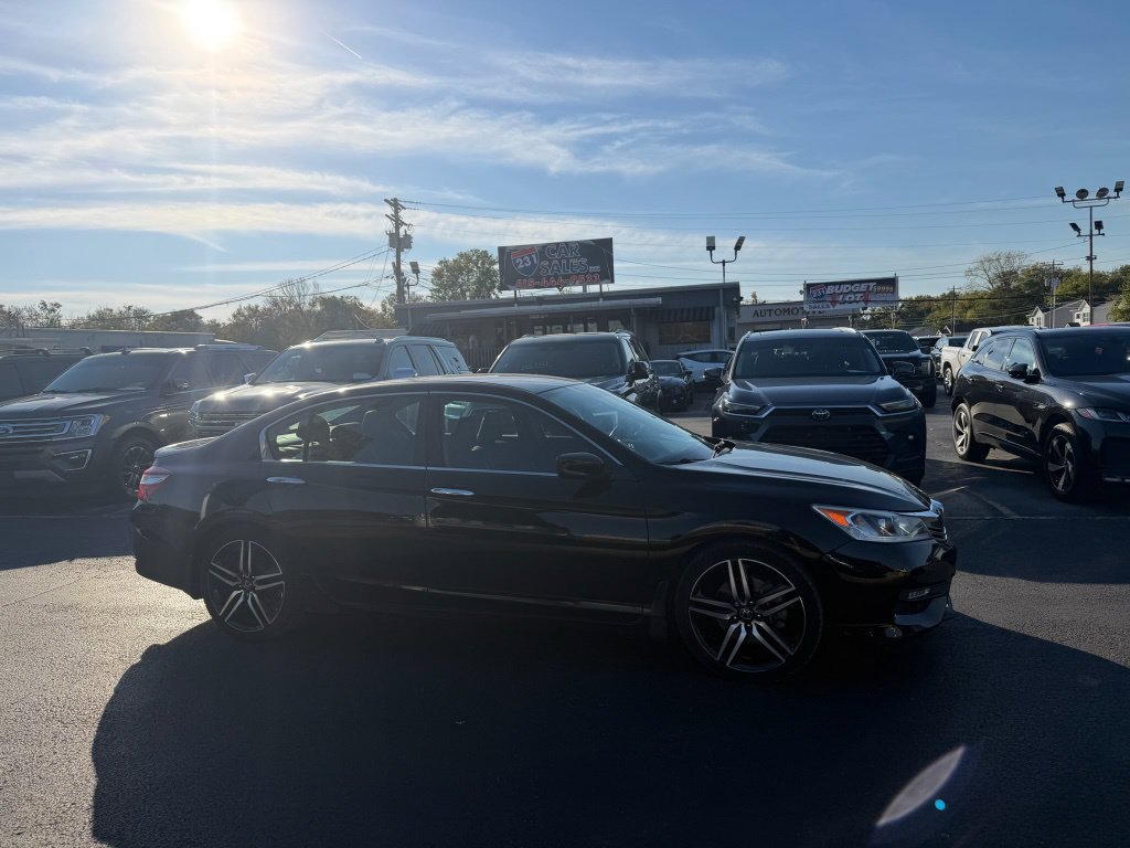 Used 2017 Honda Accord Sport image 2