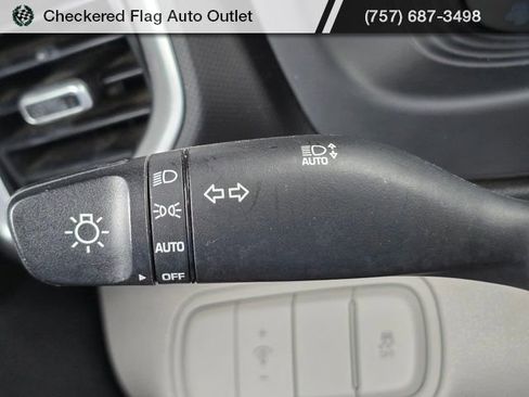 Used 2023 Hyundai Venue SEL image 28