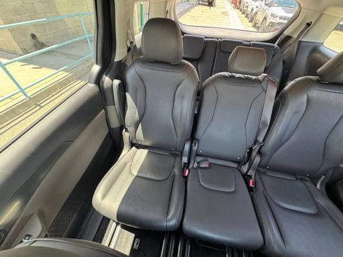 Used 2026 Kia Carnival FWD image 42