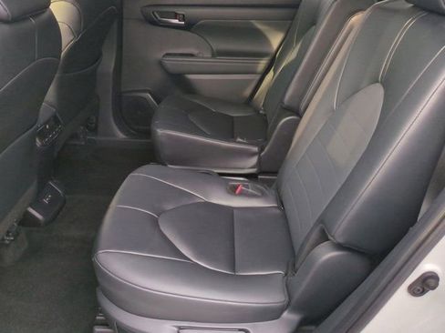 Certified 2025 Toyota Highlander XLE image 15