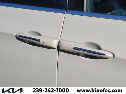 Used 2020 Chrysler Pacifica Touring-L image 8