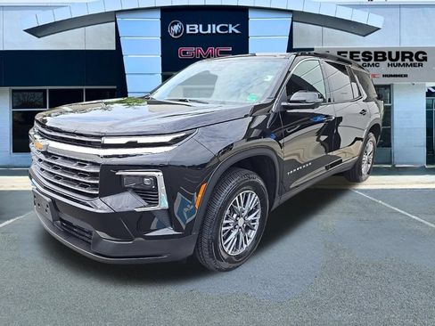 Used 2025 Chevrolet Traverse LT w/ Driver Confidence Package FWD image 3