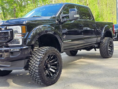 Used 2022 Ford F250 Lariat w/ Black Appearance Package image 3