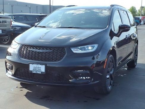 New 2026 Chrysler Pacifica Limited w/ S Appearance Package AWD/4WD image 2
