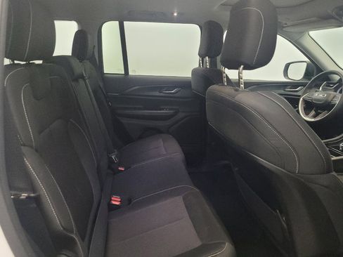Used 2023 Jeep Grand Cherokee Laredo AWD/4WD image 19