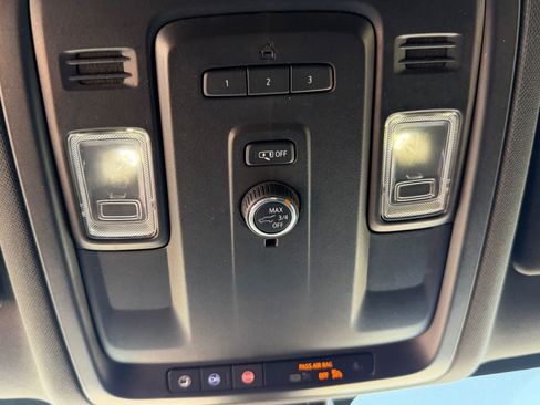 Used 2021 Chevrolet Suburban LT RWD image 31