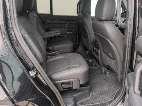 Used 2025 Land Rover Defender 130 X-Dynamic SE AWD/4WD image 12
