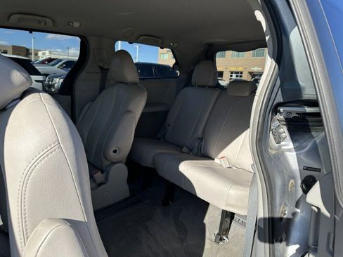 Used 2012 Toyota Sienna LE image 17