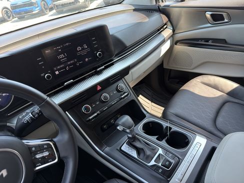 Used 2023 Kia Carnival LX FWD image 17