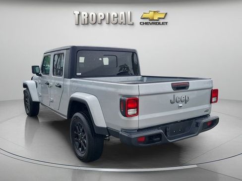 Used 2023 Jeep Gladiator Overland image 2