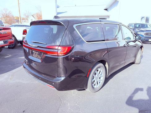 Used 2024 Chrysler Pacifica Touring-L image 7