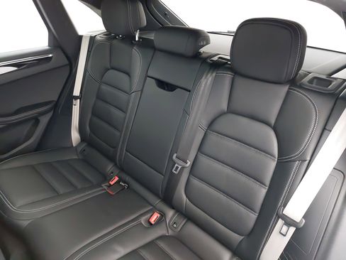 Certified 2025 Porsche Macan image 16