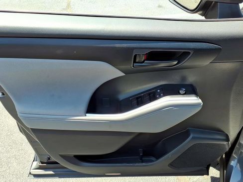 Used 2025 Toyota Highlander LE FWD image 16