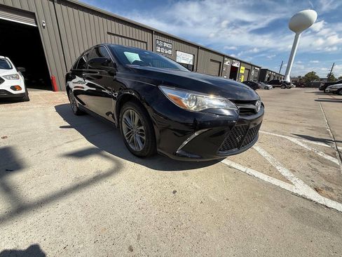 Used 2016 Toyota Camry SE image 6