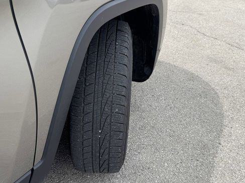 Used 2017 Jeep Cherokee Latitude w/ Safety/Convenience Group image 12